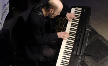 Vitaliy Ivanov grający jazz na keybordzie