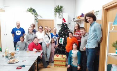 Wspólne zdjęcie pracowników Motoroli i Podopiecznych Fundacji przy choince i prezentach
