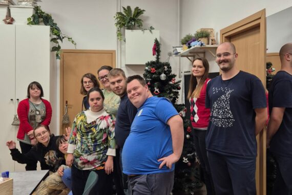 Wspólne zdjęcie przy choince - wolontariusze i podopieczni