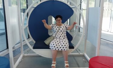 Natalia przy logo cogiteonu na ławeczce