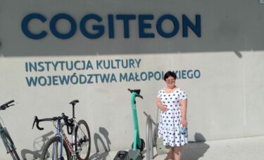 Natalia i logo Cogiteonu przy wejsciu do budynku
