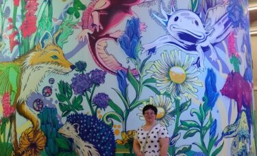 Natalia przy muralu biologicznym w cogiteonie