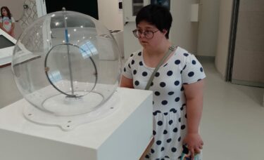 Natalia patrzy na kulę z przyrządami