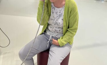 Iza nasłuchuje przez telefon