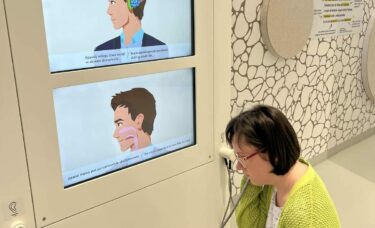 Iza patrzy na urządzenie pokazujące jak działa mózg człowieka