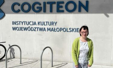 Fotka Izy pod logo cogiteonu