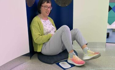 Iza siedzi i słucha, co wydobywa się z głośników