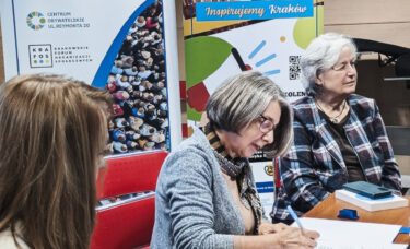 Aleksandra Włodarczyk, prezes naszej Fundacji, podpisuje porozumienie