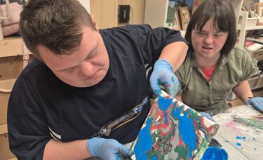 Podopieczni wykonują obrazy metodą pouringu