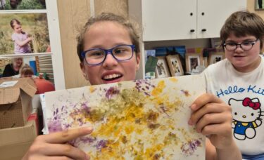 Dziewczynki pokazują pracę z elementami hortiterapii