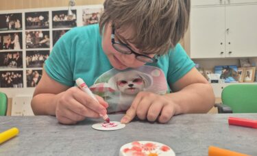 Dziewczynka robi pracę na pęczniejącym papierze