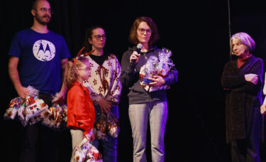 Pracownicy motoroli przekazują prezenty podopiecznym