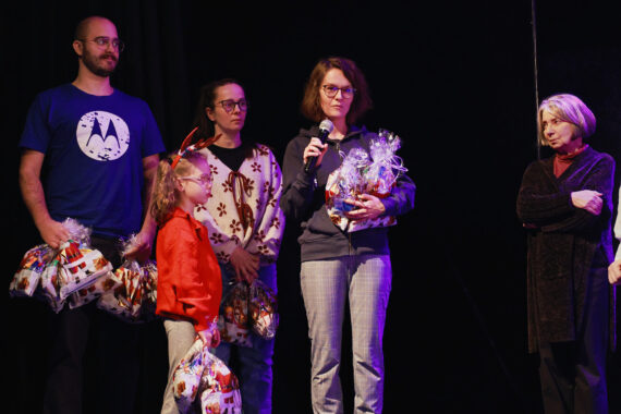 Pracownicy motoroli przekazują prezenty podopiecznym