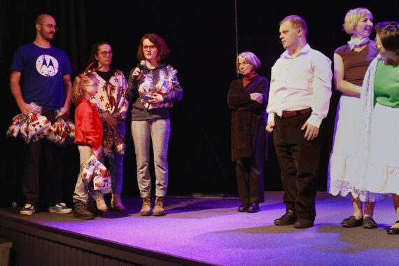 Pracownicy motoroli przekazują prezenty podopiecznym