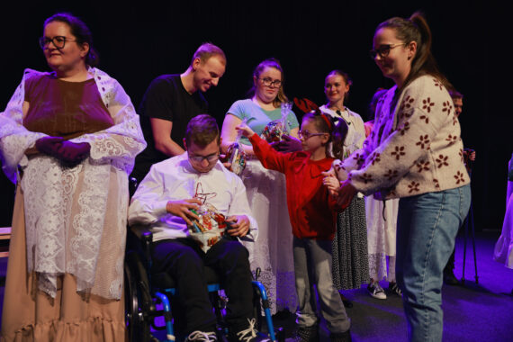 Pracownicy motoroli przekazują prezenty podopiecznym