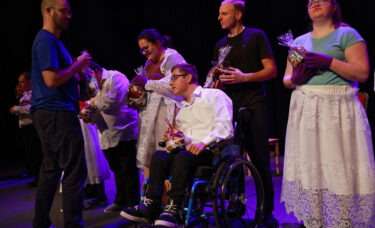 Pracownicy motoroli przekazują prezenty podopiecznym