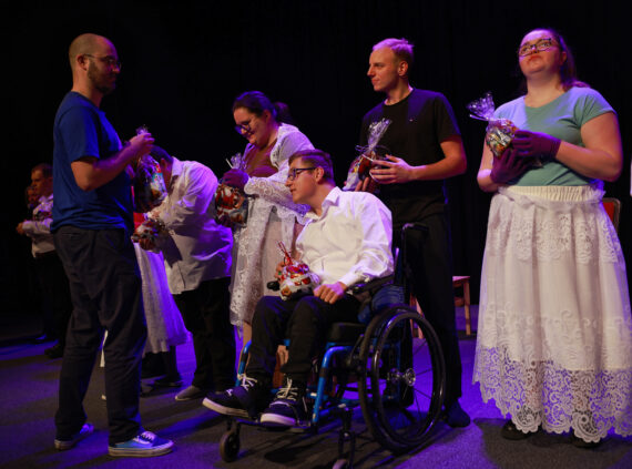 Pracownicy motoroli przekazują prezenty podopiecznym