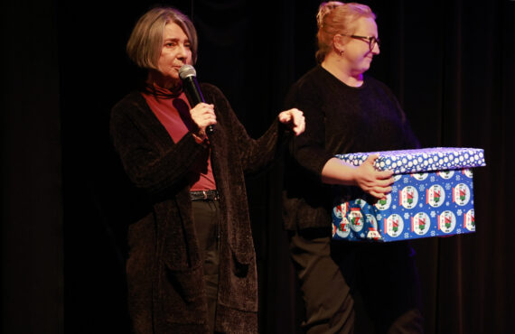 Pracownicy motoroli przekazują prezenty podopiecznym