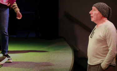 Pan Sławek patrzy na aktorów