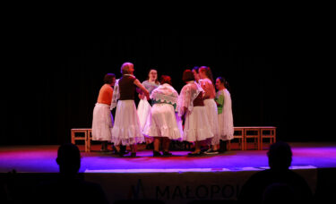 Aktorzy gromadzą się na scenie