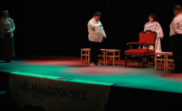 Kelner Piotr i kelner Olek podczas sceny rurkowo kremówkowej