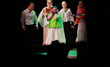 Scena katarynkowa z odległości