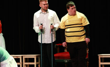 Trzmiel i Kuba stoją na scenie