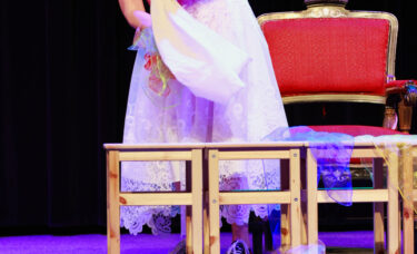 Pchła Madzia podczas sceny kwiatowej