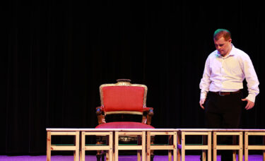 Ogrodnik Olek patrzy na zrabowane kwiaty