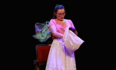 Pchła Madzia podczas sceny kwiatowej wyciąga chustki z worka