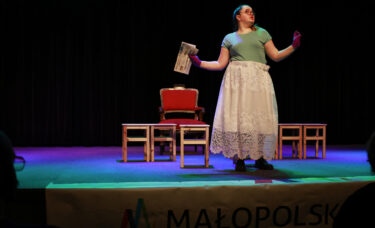 Pchła Ola wygłasza monolog przed sceną angielską