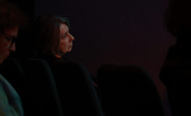 Pani Prezes bacznie obserwuje spektakl