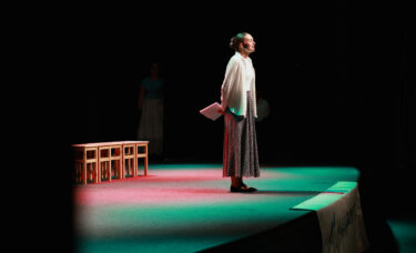 Narratorka opowiada, co będzie się działo dalej