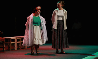 Narratorka i pchła Natalia podczas sceny balowej