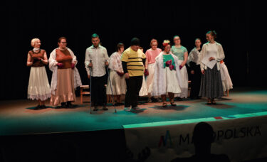 Scena walca, aktorzy tańczą