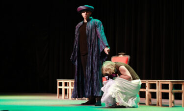 Król Bajbanu wytyka palcem skuloną pchłę Basię