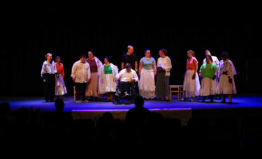 aktorzy kłaniają się na scenie