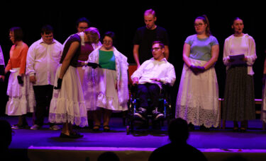 pchła Basia kłania się na scenie, w tle reszta aktorów