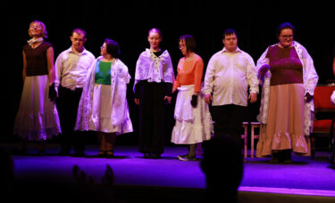 Aktorzy na scenie kłaniają się widowni