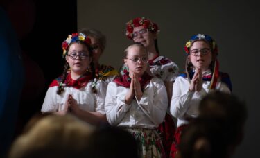 Cztery dziewczyny w krakowskich strojach wykonują scenę