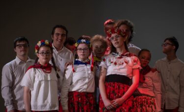 Integracyjna Grupa Teatralna stoi i śpiewa.