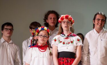 Dzieciaki z grupy wykonują scenę.