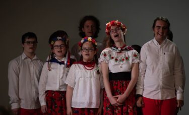Grupa dzieci w strojach krakowskich wykonują scenę.