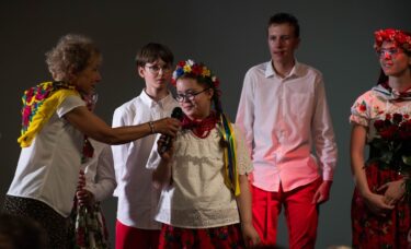Pani Jola podaje mikrofon Zoji, żeby się przedstawiła