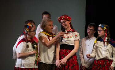 Pani Jola podaje mikrofon poszczególnym osobom do przedstawienia się