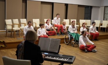 Ujęcie na grupę zza keyborda Pani Moniki