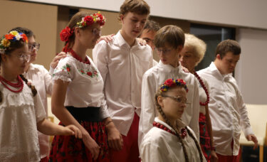 Dzieciaki przygotowują się do śpiewu
